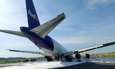 Avião de carga arrasta fuselagem na pista durante pouso na Turquia; assista