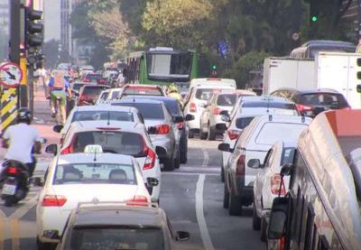 Ônibus e caminhões respondem por 50% da poluição do ar na Grande SP