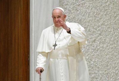 Papa Francisco recebe alta hospitalar e brinca: "ainda estou vivo"