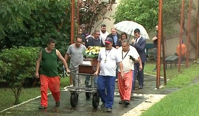 Cinco das 10 vítimas de incêndio em pousada são enterradas em Porto Alegre