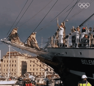 Olimpíadas 2024: Tocha olímpica chega à França em veleiro