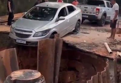 Vídeo: Carro fica pendurado em cratera de Salvador