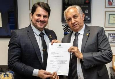 Para não perder cargos no Senado, Izalci tenta filiar Marcos do Val e PSDB barra