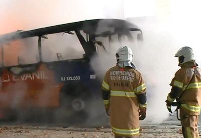 Ônibus pega fogo no centro do RJ e passageiros escapam