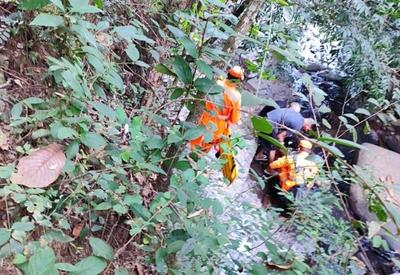 Homem é resgatado após queda de oito metros em trilha de Minas Gerais