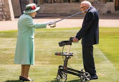 Aos 100 anos, britânico recebe título de cavaleiro da rainha Elizabeth II