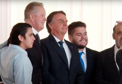 Bolsonaro recebe ministros e autoridades no Palácio da Alvorada