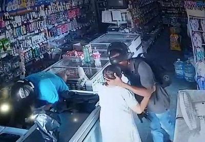Assaltante dá beijo em idosa durante roubo em mercado no Piauí