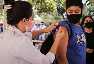 DF inicia vacinação de adolescente de 12 anos contra covid