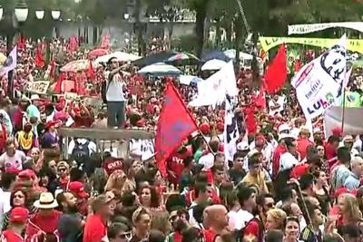 Ato em defesa de Lula reúne militantes em Curitiba