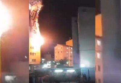 Vídeo: balão em chamas cai sobre prédio de Arujá, em São Paulo