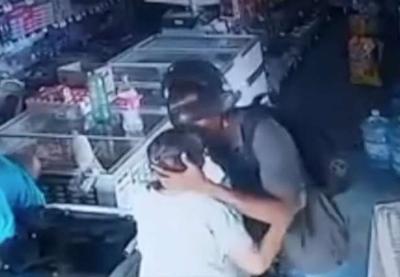 Bandido recusa dinheiro de idosa e dá beijo na testa dela