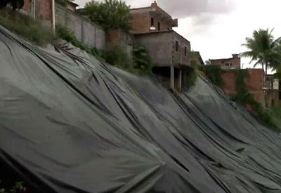 Fortes chuvas provocam deslizamentos e deixam mortos no Recife