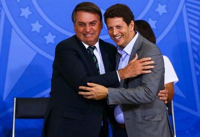 "Ricardo Salles é um ministro excepcional", afirma Bolsonaro em live