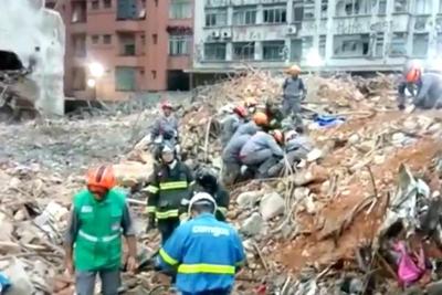 Bombeiros encontram novos restos mortais em escombros de prédio