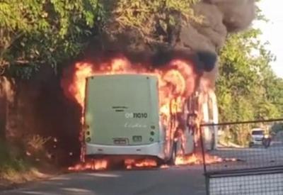 Ambulância e ônibus são incendiados em Manaus durante a madrugada