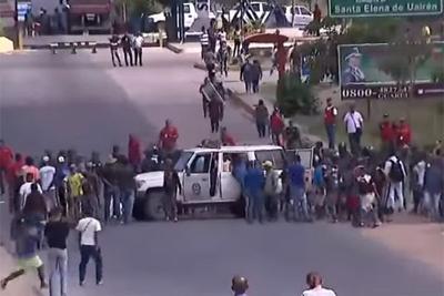 Caminhão com ajuda humanitária é incendiado em fronteira da Venezuela