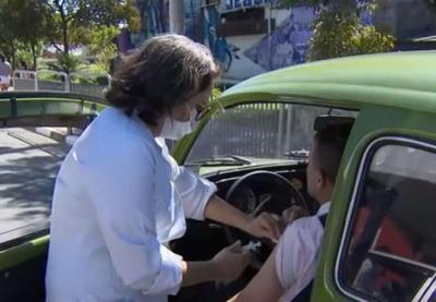 Campanha de vacinação contra a gripe começa com "drive-thru" em São Paulo