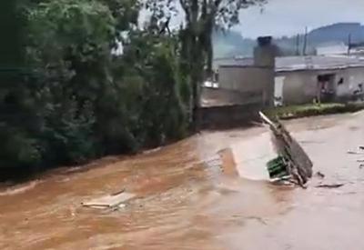 Casa é arrastada pela correnteza em Santa Catarina; veja o vídeo