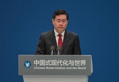 'Estabilizar relações' com EUA é 'prioridade máxima', diz chanceler chinês