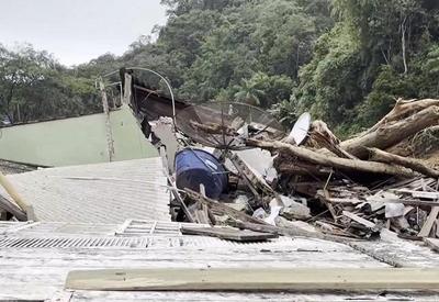 Chuva continua em São Sebastião (SP), oferecendo riscos