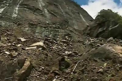 Duas pessoas morreram soterradas na região serrana do Rio de Janeiro, após deslizamento 