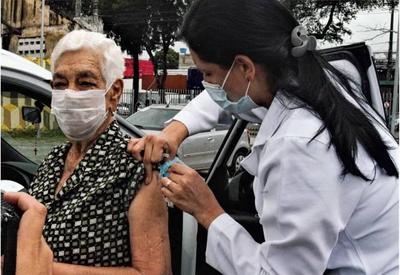 Recife começa vacinação de idosos com mais de 85 anos em drive-thru
