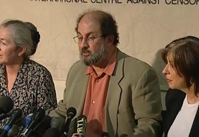 Homem que atacou escritor Salman Rushdie em Nova York é indiciado
