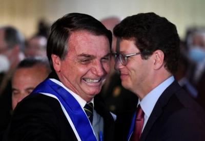 Ao lado de Salles, Bolsonaro pede cooperação para preservar Amazônia