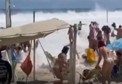 Água do mar invade calçadão e avenida após ressaca em praias do Rio