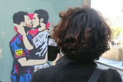 Grafite de beijo entre Messi e Cristiano Ronaldo é destaque antes do clássico 