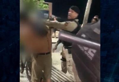 Abuso policial: guarda municipal agride vendedor ambulante no RJ