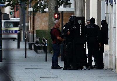 Homem mantém reféns por seis horas em banco francês e é preso