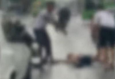 Jovem é arrastado por carro durante briga em Duque de Caxias (RJ)