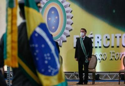 Bolsonaro agrada cotados ao STF com honraria do Exército