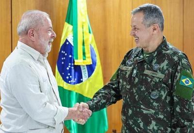 Lula enquadra Exército e vai à Argentina para discutir moeda única