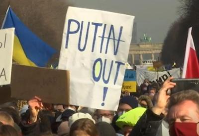 Manifestação em apoio à Ucrânia reúne 100 mil pessoas em Berlim