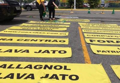 Manifestantes fazem carreata em defesa à operação Lava Jato