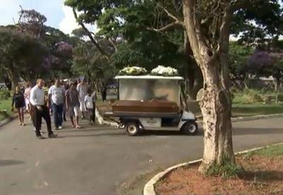 Menino de 9 anos morto após cair em córrego é enterrado