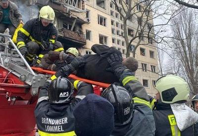 Ataque russo atinge prédio residencial na Ucrânia e provoca incêndio