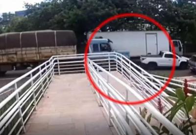 Vídeo: Carreta perde freio e atinge seis carros em Campo Grande (MS)