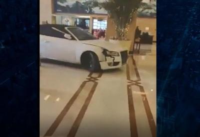 Vídeo: Hóspede invade saguão com carro e destrói hotel de luxo na China