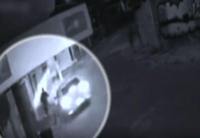 Vídeo: motorista de aplicativo persegue e prensa bandido em portão