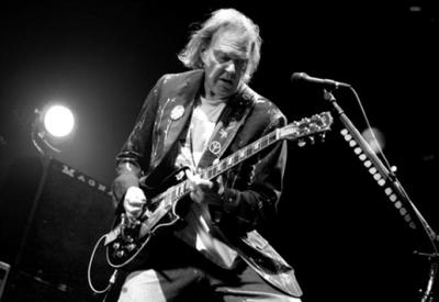 Spotify retira músicas de Neil Young após pedido do cantor contra podcast