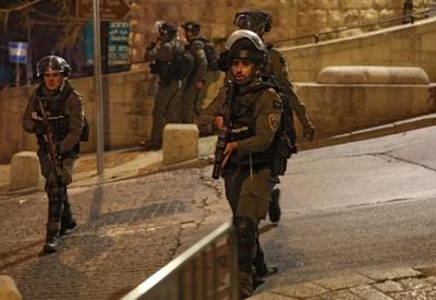 Polícia de Israel ataca fiéis palestinos em mesquita de Jerusalém