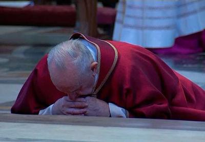 Papa Francisco faz oração em Praça de São Pedro vazia
