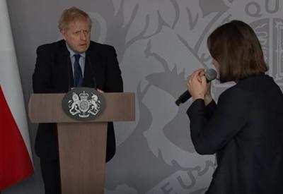 Jornalista ucraniana confronta Boris Johnson durante coletiva de imprensa