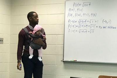 Professor segura bebê de aluno em sala de aula e viraliza