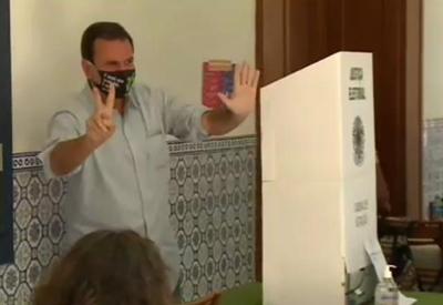 Eduardo Paes vota em colégio da zona sul do Rio de Janeiro    