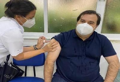 Rodrigo Maia se vacina contra covid no RJ